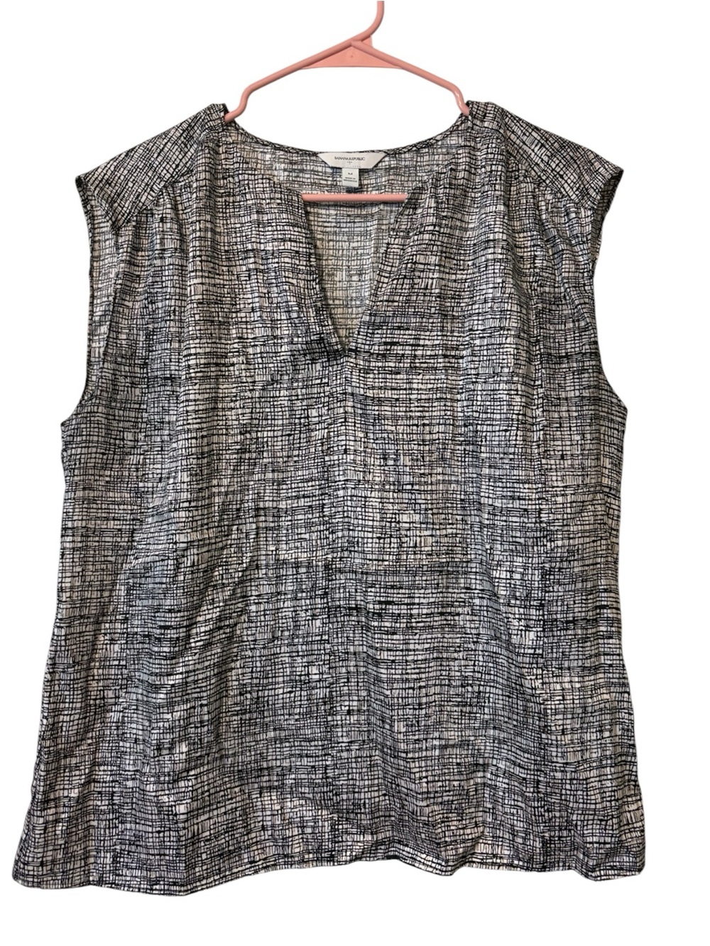 Banana Republic Black & White Textured V-Neck Sleeveless Top
